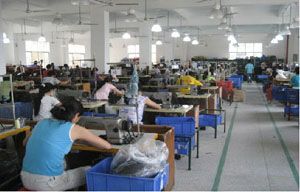 廣州焦點(diǎn)皮具手袋廠 專業(yè)技術(shù)服務(wù)引領(lǐng)皮具制造新潮流